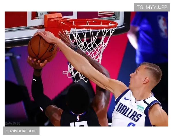 天气中断比赛后，裁判如何决定是否重赛或判胜负？